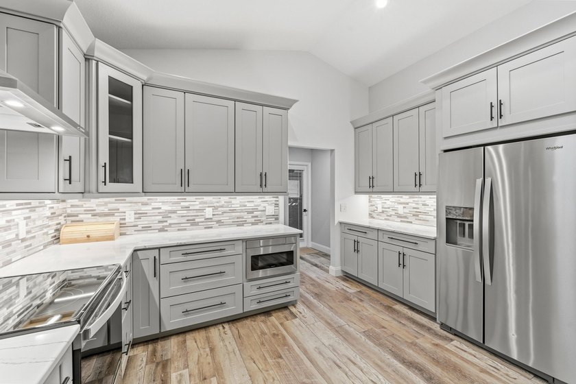 Beautifully updated 3-bedroom, 2-bath home with a 2-car garage - photo 15