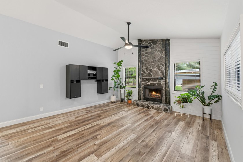 Beautifully updated 3-bedroom, 2-bath home with a 2-car garage - photo 17