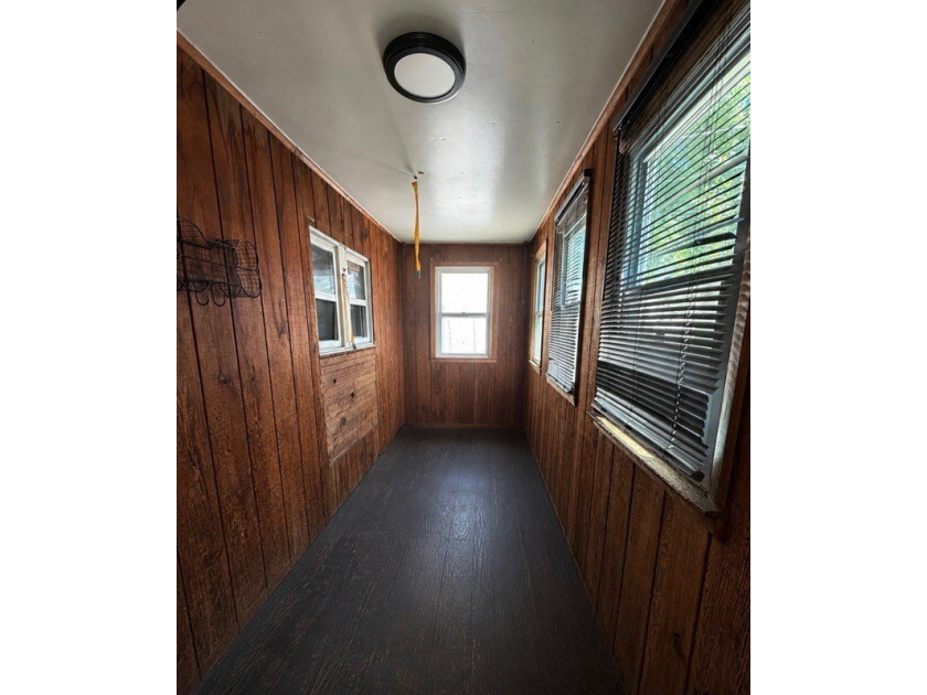 Excellent investment opportunity! This 3-bedroom, 1-bath home - photo 2