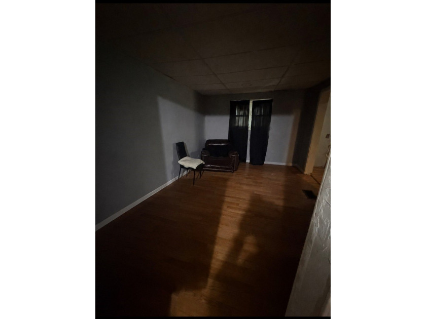 Excellent investment opportunity! This 3-bedroom, 1-bath home - photo 4