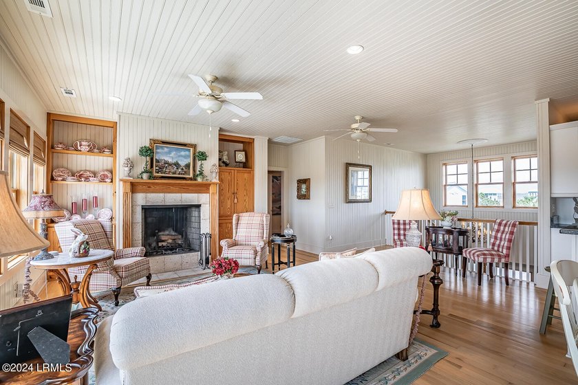 Must-See Harbor Island Gem! Welcome to your dream coastal - photo 8