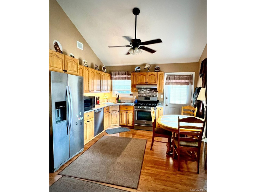 Beautifully maintained 3BR, 1BA home with cathedral ceilings in - photo 12