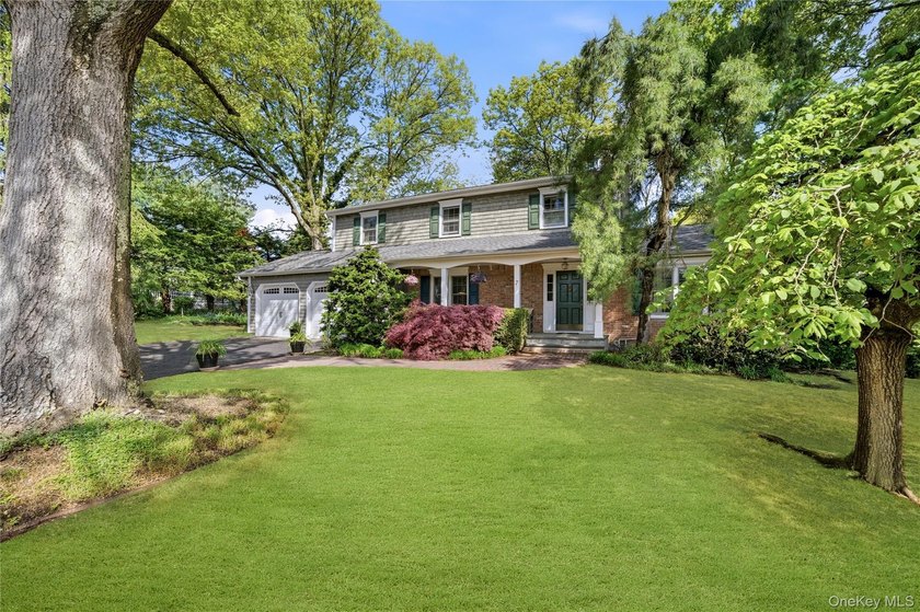 Welcome to this stately, immaculately maintained 4 bedroom, 2.5 - photo 2