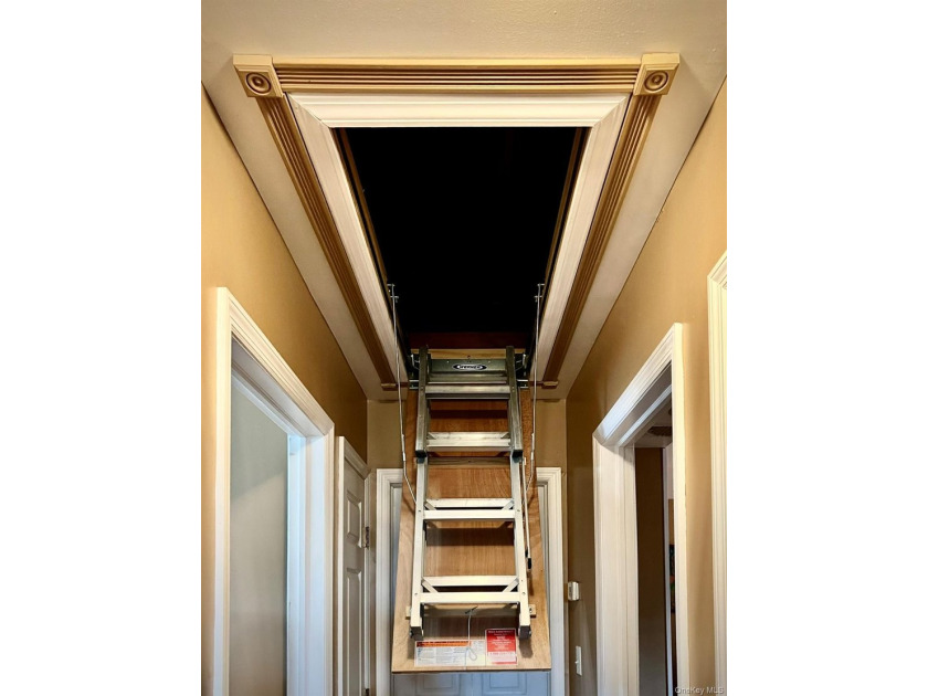 Beautifully maintained 3BR, 1BA home with cathedral ceilings in - photo 16