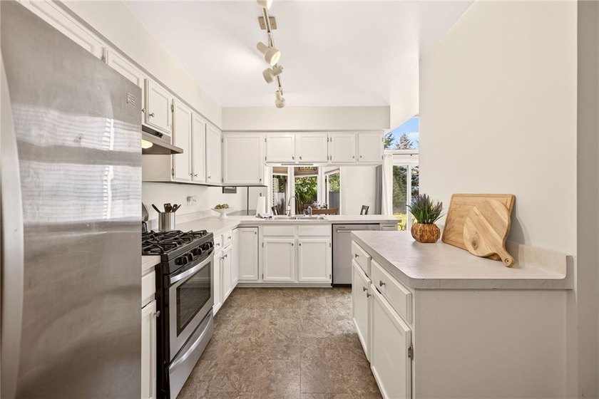 Welcome to 27 Neville Lane, nestled in the heart of Brighton! - photo 10