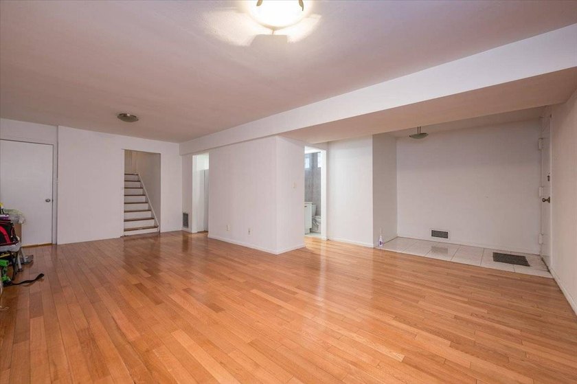 Great Property in Prime Bayside! Spacious 2 family home located - photo 11
