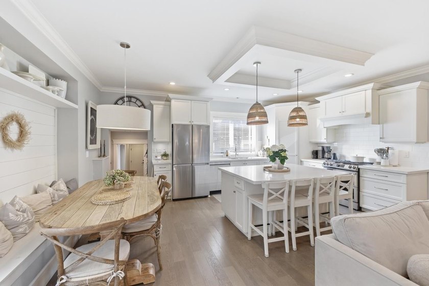 Custom built home by C. Siemens, local builder w/attention to - photo 12