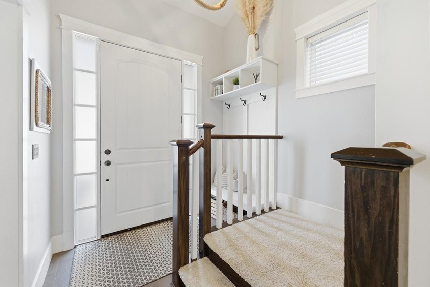 Custom built home by C. Siemens, local builder w/attention to - photo 14