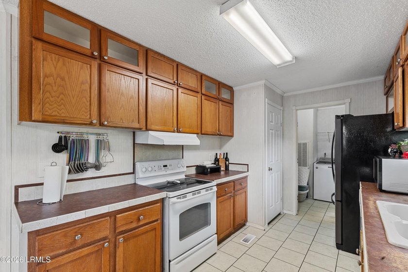 Centrally located 3 bedroom, 2 bathroom mobile home situated on - photo 9