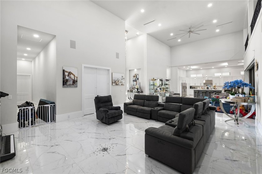 Modern large home on 1 acre, yes 20' entrance ,almost 10,000 sqf - photo 11