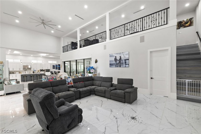 Modern large home on 1 acre, yes 20' entrance ,almost 10,000 sqf - photo 12