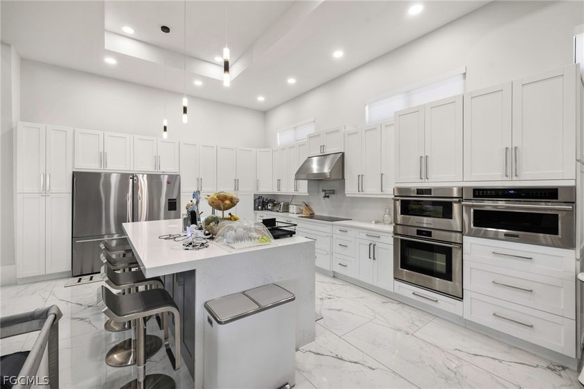 Modern large home on 1 acre, yes 20' entrance ,almost 10,000 sqf - photo 17
