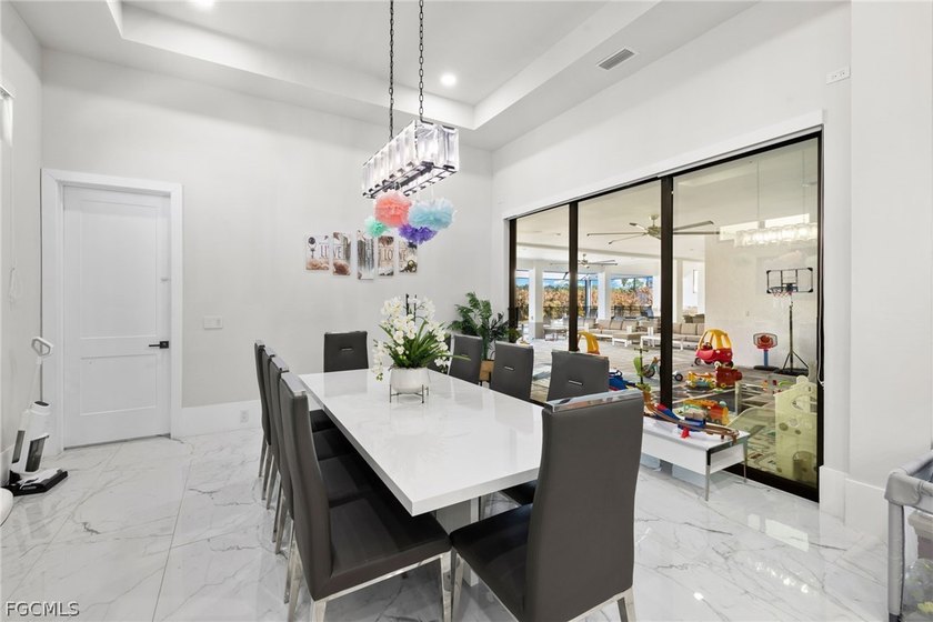 Modern large home on 1 acre, yes 20' entrance ,almost 10,000 sqf - photo 18