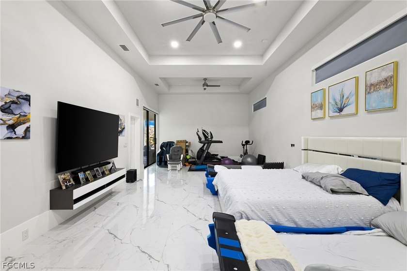 Modern large home on 1 acre, yes 20' entrance ,almost 10,000 sqf - photo 19