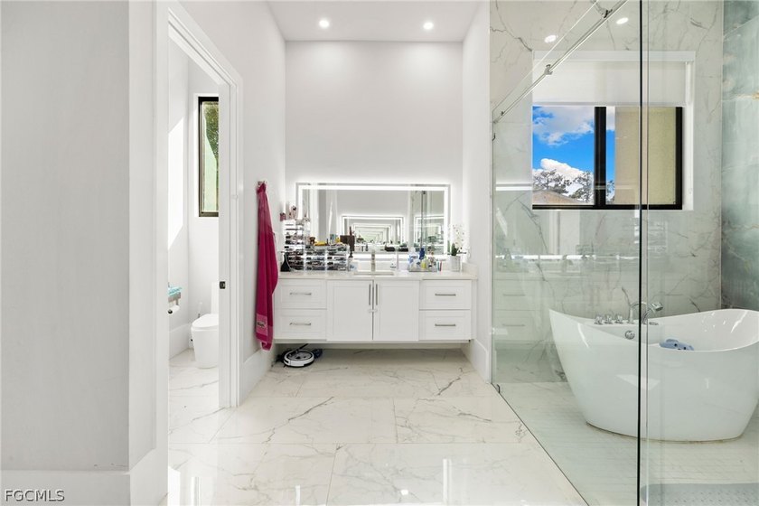 Modern large home on 1 acre, yes 20' entrance ,almost 10,000 sqf - photo 22