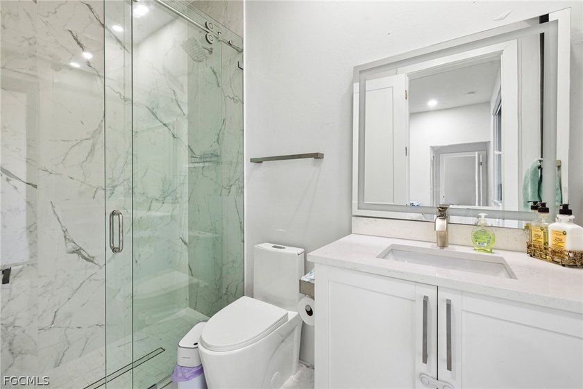 Modern large home on 1 acre, yes 20' entrance ,almost 10,000 sqf - photo 26