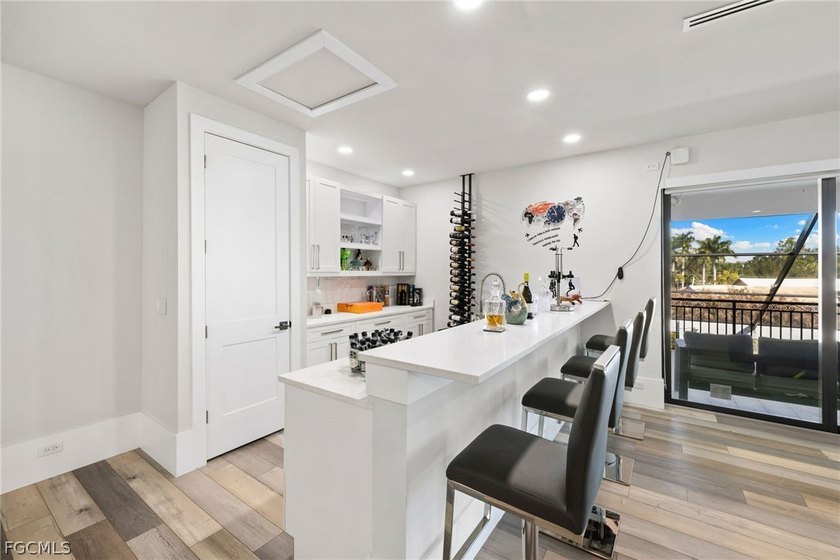 Modern large home on 1 acre, yes 20' entrance ,almost 10,000 sqf - photo 34