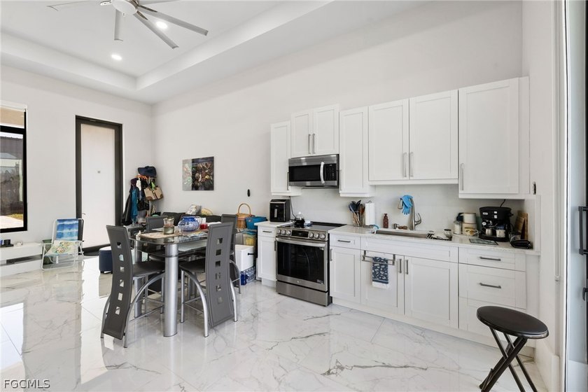 Modern large home on 1 acre, yes 20' entrance ,almost 10,000 sqf - photo 41