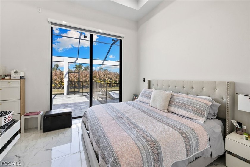 Modern large home on 1 acre, yes 20' entrance ,almost 10,000 sqf - photo 44