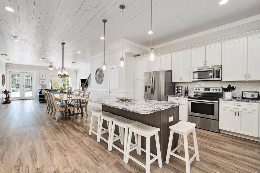 Established income property in Crystal Beach, built in 2018. Has - photo 5