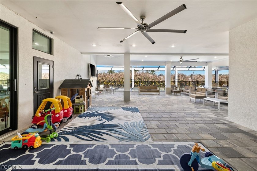 Modern large home on 1 acre, yes 20' entrance ,almost 10,000 sqf - photo 46