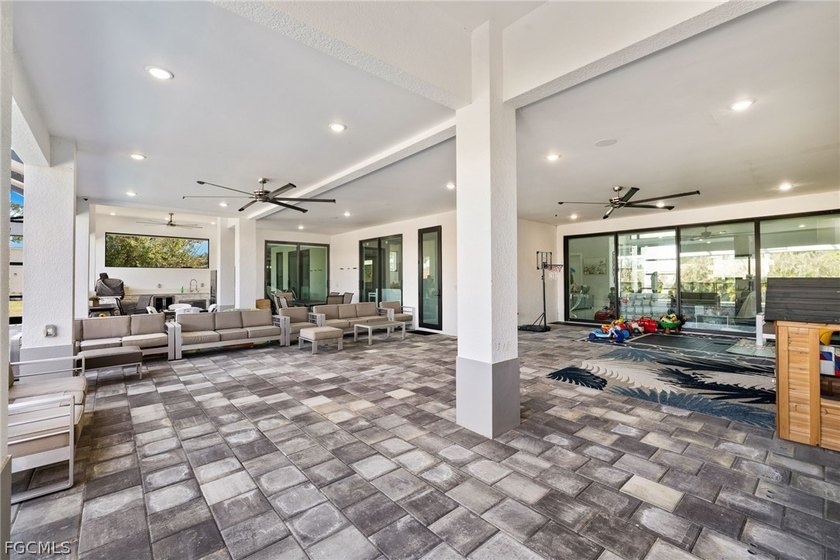 Modern large home on 1 acre, yes 20' entrance ,almost 10,000 sqf - photo 49