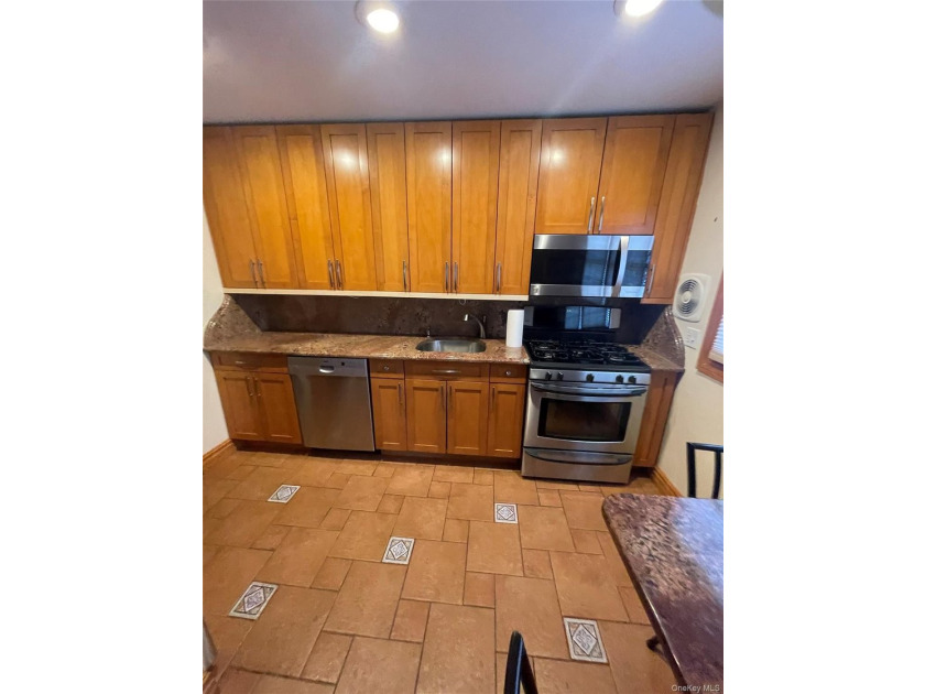 Welcome to this spacious and well-maintained Duplex in the heart - photo 11