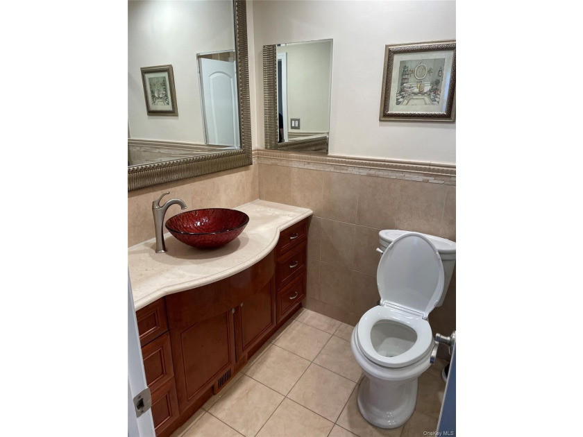 Welcome to this spacious and well-maintained Duplex in the heart - photo 16