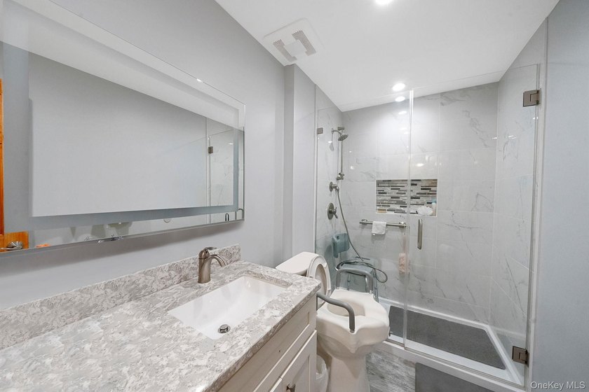 Welcome to this spacious and well-maintained Duplex in the heart - photo 22