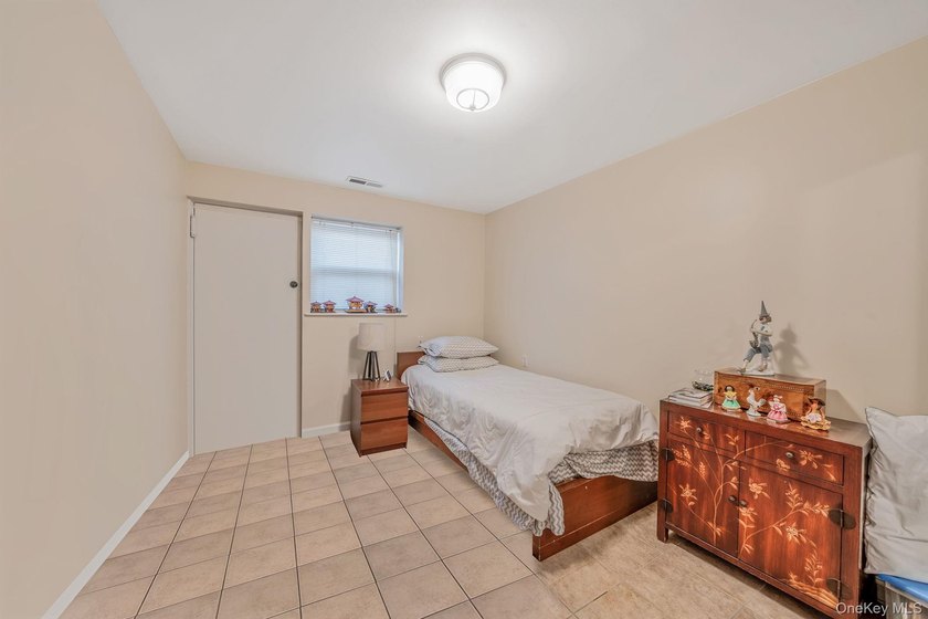 Welcome to this spacious and well-maintained Duplex in the heart - photo 24
