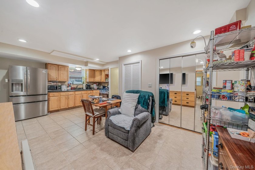 Welcome to this spacious and well-maintained Duplex in the heart - photo 25