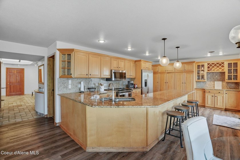 Iconic waterfront masterpiece on Lake Coeur d'Alene with over 8 - photo 45