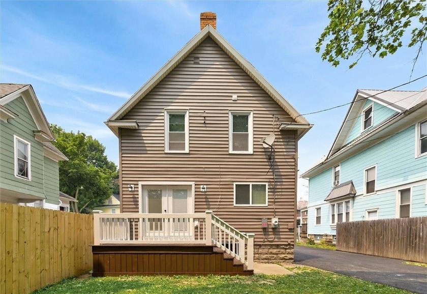 Stunning remodeled home, move right in and enjoy having all of - photo 3