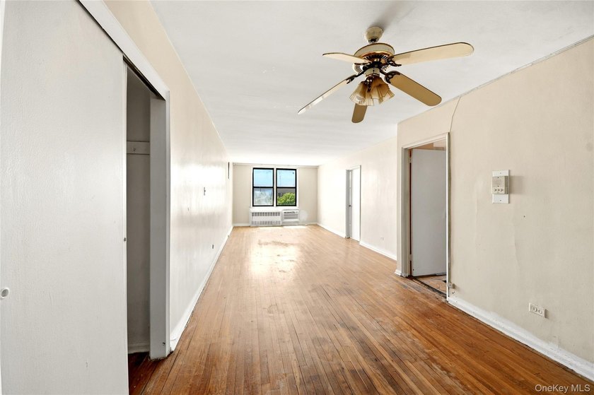 Welcome to this wonderful 2 bedroom unit in the desirable - photo 2