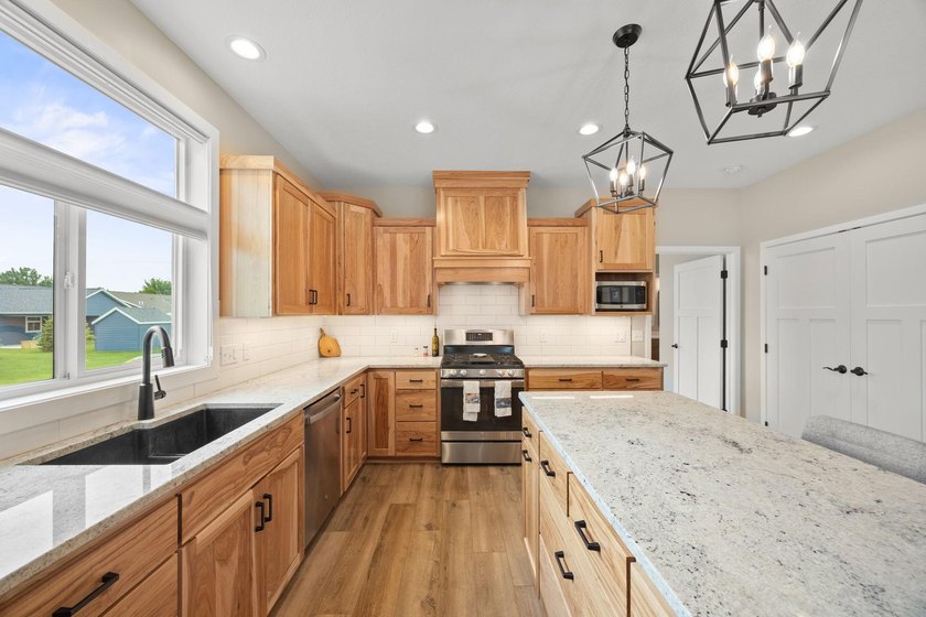 Enjoy the ease of one-level living in this beautifully designed - photo 4