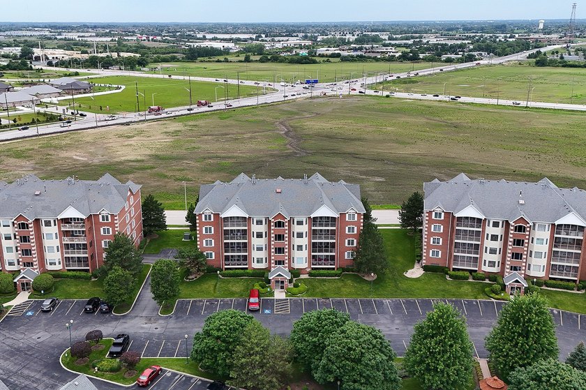 Welcome home to Brookside Place. This beautiful third-floor - photo 33