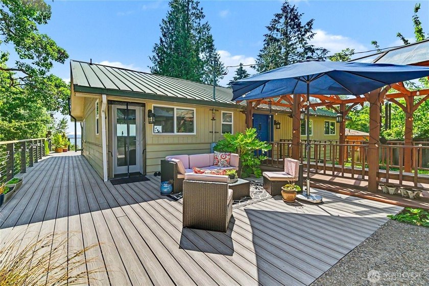 Enjoy breathtaking views of the sound &amp; Mt. Rainier, with a - photo 3