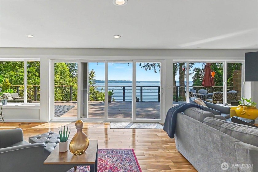 Enjoy breathtaking views of the sound &amp; Mt. Rainier, with a - photo 6