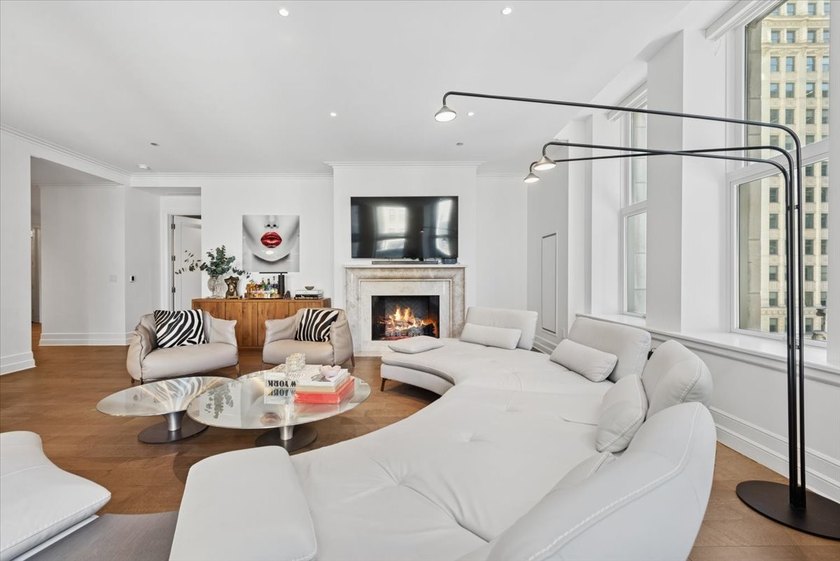 Tribune Tower Residence offers an amazing opportunity to own a - photo 9