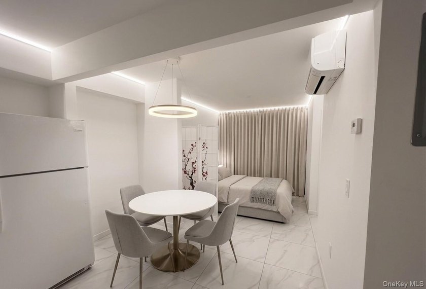 Presenting an exclusive residence on Maple Ave, Flushing - a - photo 3