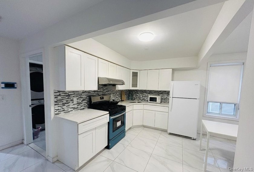 Presenting an exclusive residence on Maple Ave, Flushing - a - photo 4