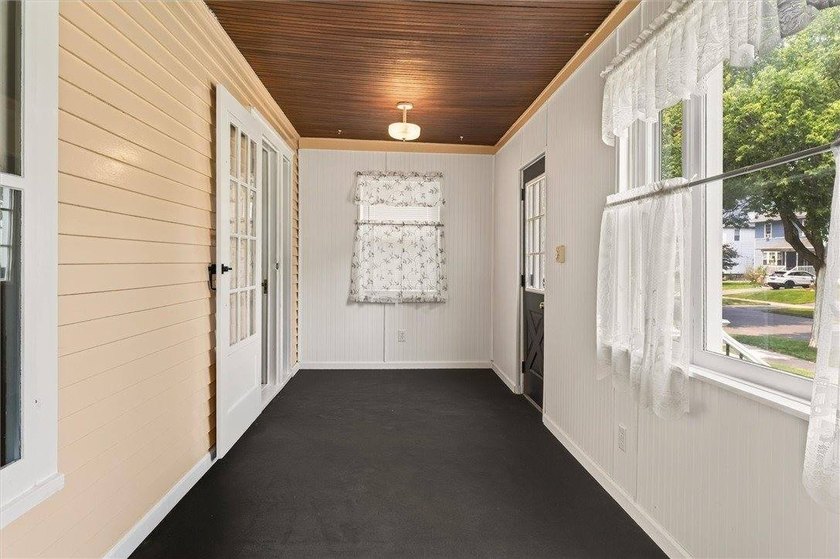 Packed with charm, space and updates, welcome to 113 - photo 5