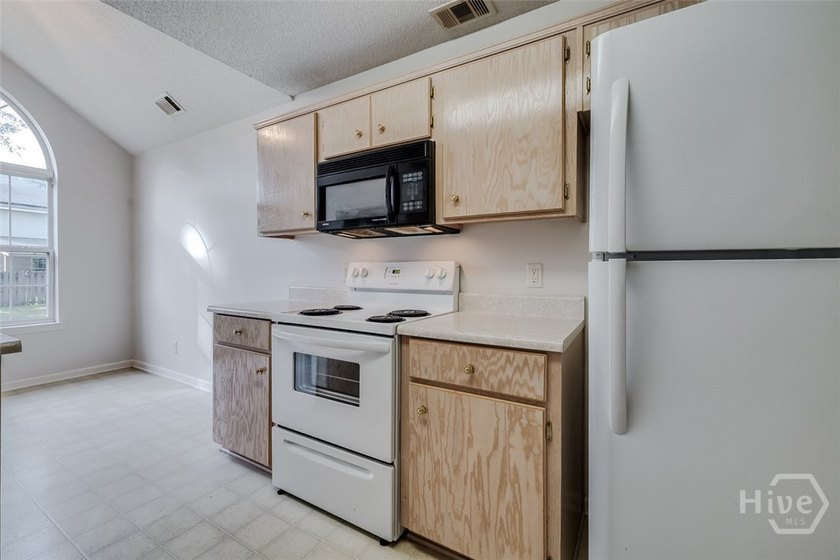You will enjoy moving into this comfortable one-level 3-bedroom - photo 12