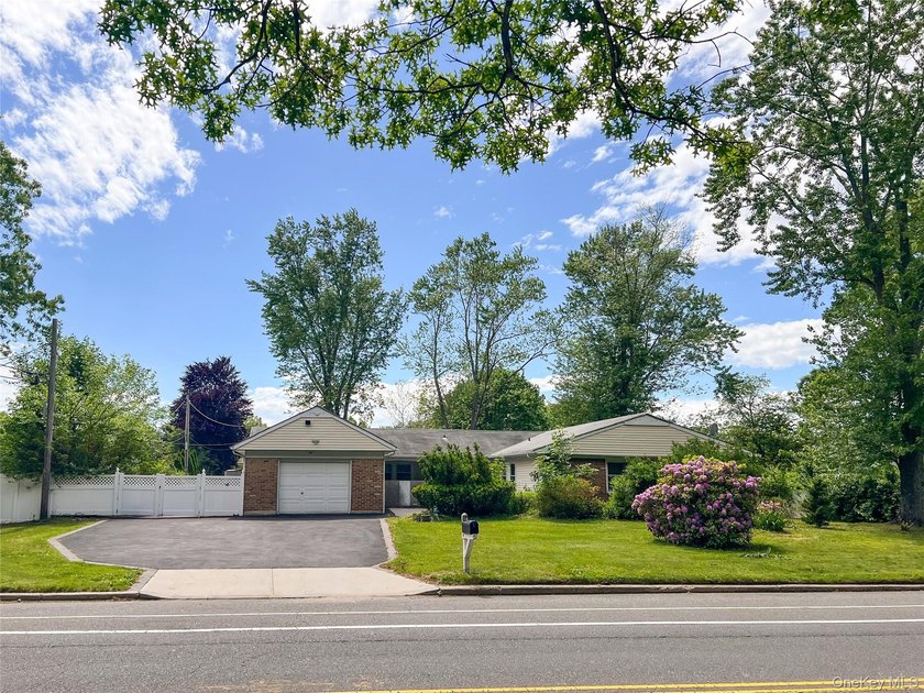 Very Spacious (2300 Square Feet) Large expanded ranch with - photo 2
