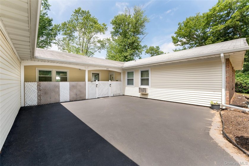 Very Spacious (2300 Square Feet) Large expanded ranch with - photo 3