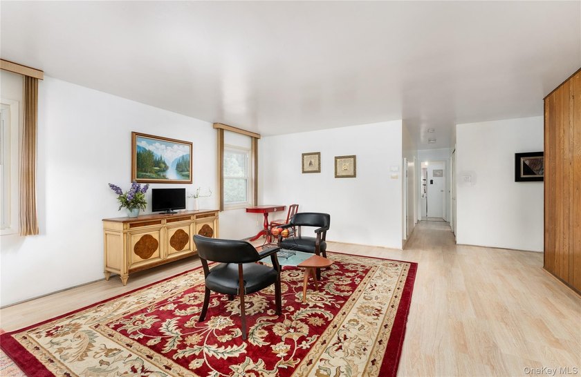 Very Spacious (2300 Square Feet) Large expanded ranch with - photo 6