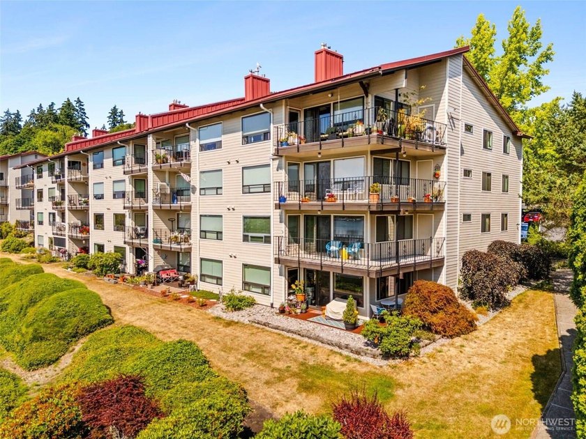 Rare East Bay Condo, Corner Unit with No Stairs &amp; over 1700 sq - photo 2