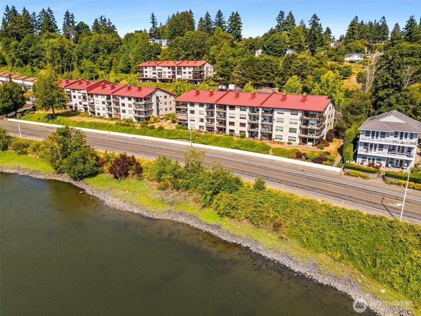 Rare East Bay Condo, Corner Unit with No Stairs &amp; over 1700 sq - photo 5