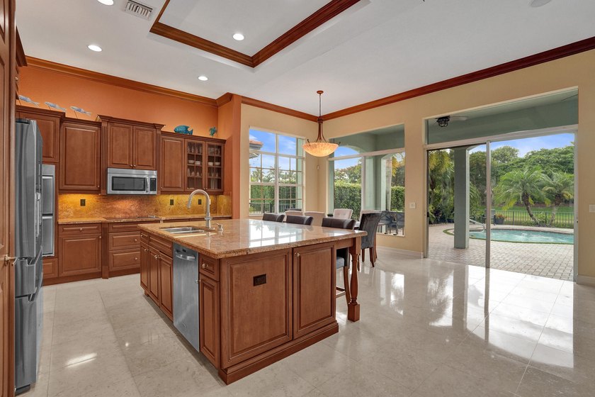 Welcome to this beautiful tranquil, lake front/pool beauty, 3 - photo 13