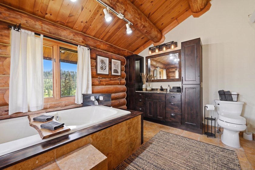 Listed by Jeff Lawler &amp; Lori Barnett at Engel &amp; Volkers Black - photo 16